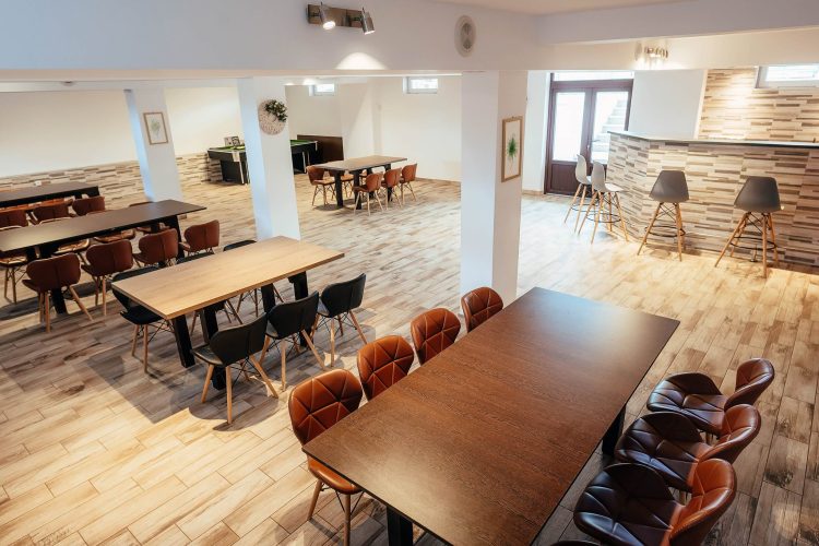 Sala de la demisol a Hotelului Simeria, pentru întâlniri și teambuilding